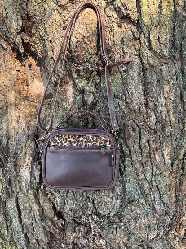 WhatsApp Image 2026-07-24 at 10.21.03 Ancre Leer Slingbag met Luiperd-print-insetsel