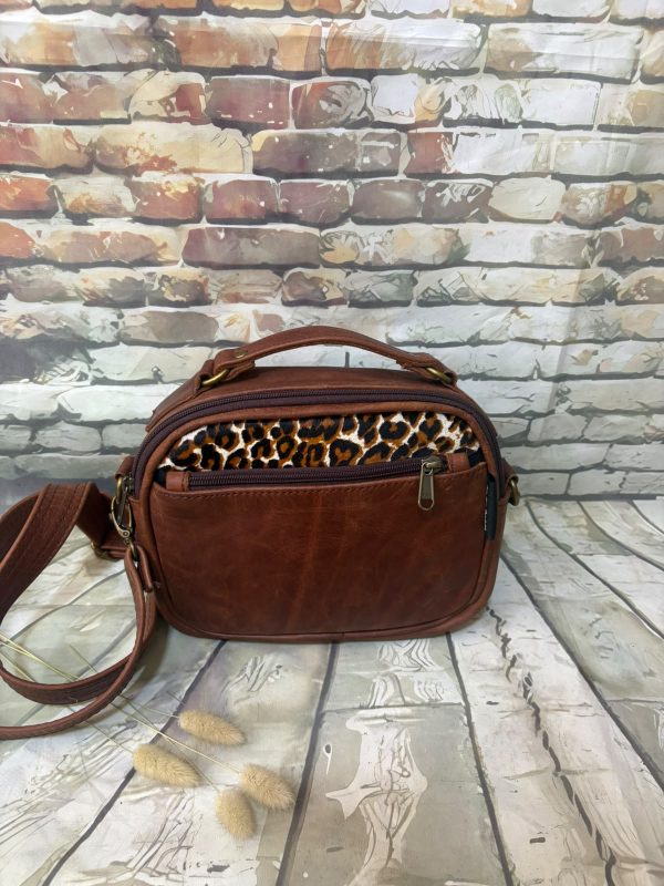 WhatsApp Image 2026-07-24 at 11.04.13 Ancre Leer Slingbag met Luiperd-print-insetsel